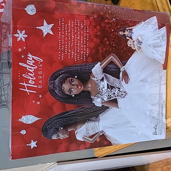 Holiday Barbie - Picture 3 of 7